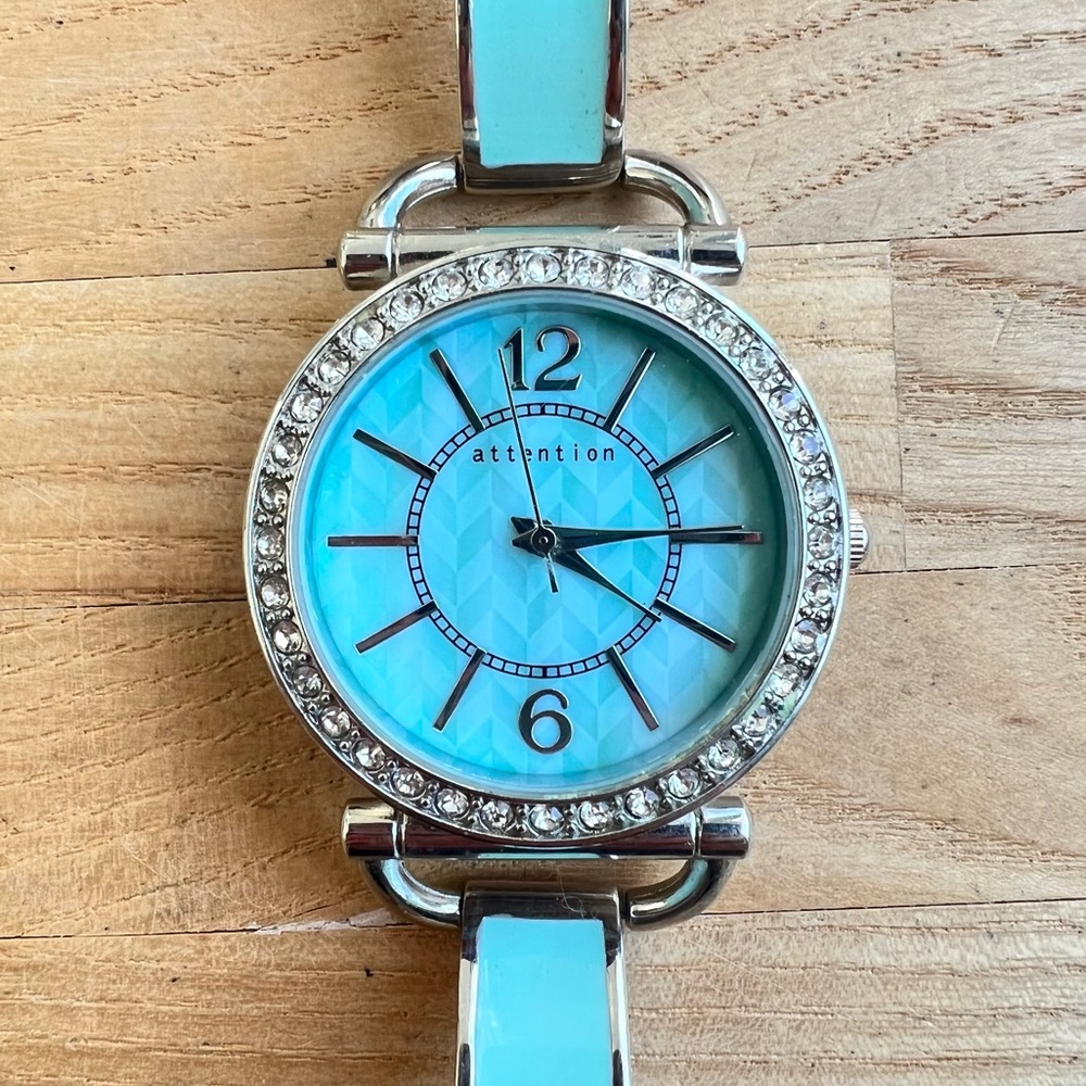 Attention ladies green enamel silver tone fashion bracelet Watch NEW BATTERY